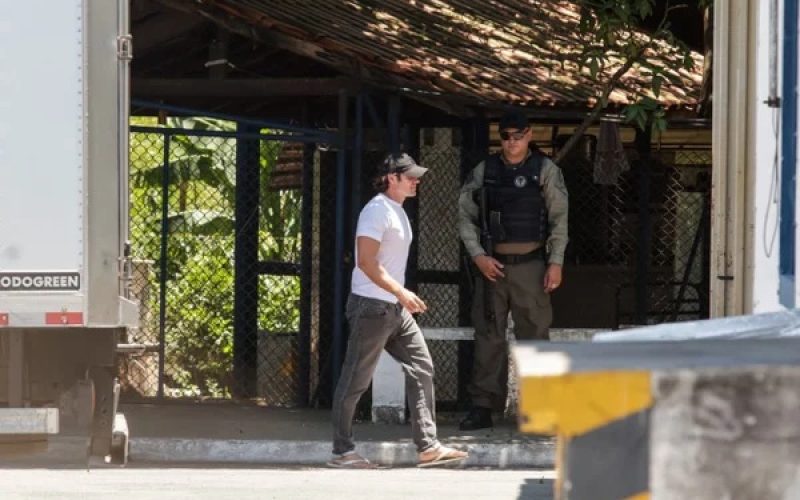 Daniel Vorcaro Deixa Prisão com Tornozeleira Enquanto Banco Master é Liquidado