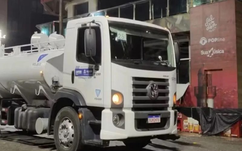 Tragédia no Carnaval de Salvador: jovem morre após cair de caminhão-pipa na Barra