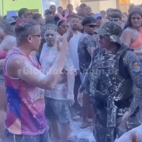 Vídeo: Brincadeira com farinha termina em confusão ao atingir policiais militares