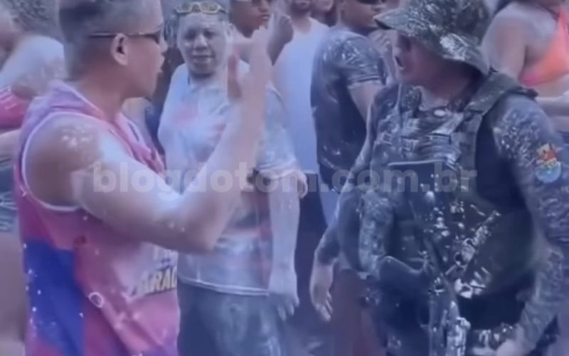Vídeo: Brincadeira com farinha termina em confusão ao atingir policiais militares
