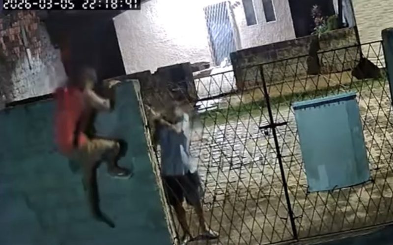 Dupla armada invade casa, causa pânico e rouba iPhone em bairro de Natal
