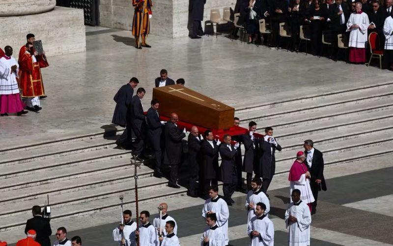 Mundo se despede do papa Francisco em cerimônia emocionante no Vaticano