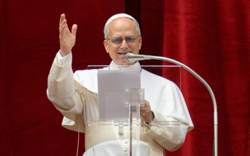 Papa Leão XIV emociona fiéis ao cantar Regina Caeli e clamar por paz em primeira oração pública no Vaticano