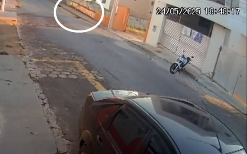 Vídeo: Câmera flagra mulher empurrando companheiro de ponte, vítima está em estado grave