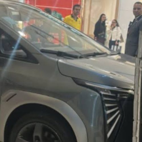 Criança entra em carro elétrico de R$ 175 mil exposto em shopping e atinge loja de joias