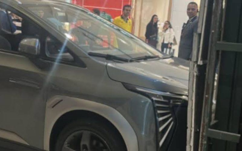 Criança entra em carro elétrico de R$ 175 mil exposto em shopping e atinge loja de joias