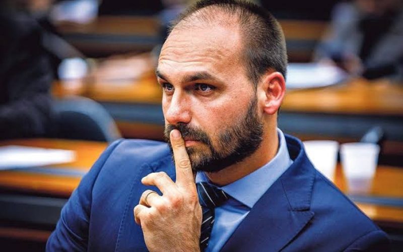 Eduardo Bolsonaro intensificou ataques ilegais ao STF após medidas contra Jair, diz Moraes
