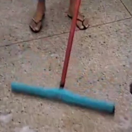 Sem limpeza há dias, acompanhantes improvisam faxina no Hospital Deoclécio Marques, em Parnamirim