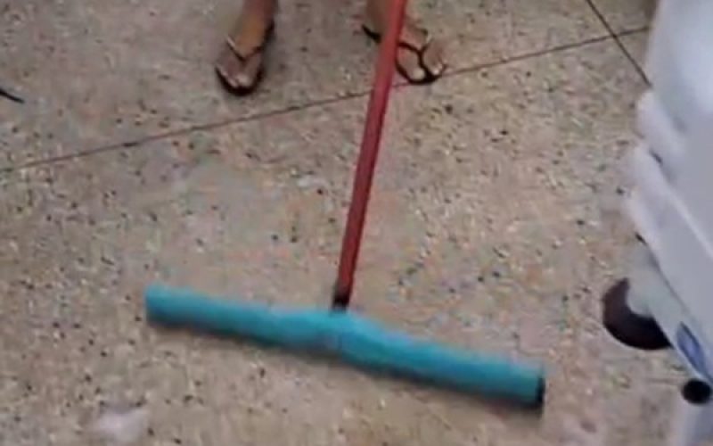 Sem limpeza há dias, acompanhantes improvisam faxina no Hospital Deoclécio Marques, em Parnamirim