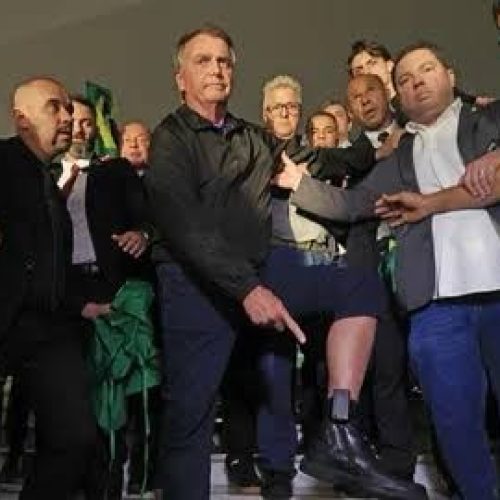 Bolsonaro exibe tornozeleira eletrônica, critica STF e Morais ameaça prendê-lo