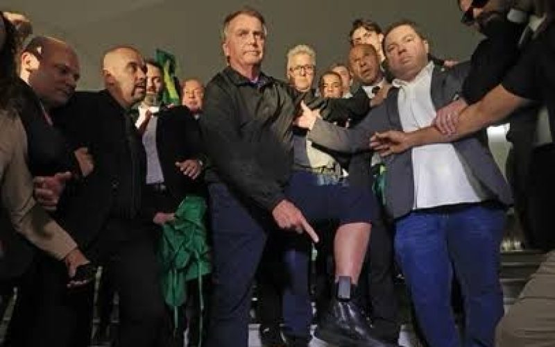 Bolsonaro exibe tornozeleira eletrônica, critica STF e Morais ameaça prendê-lo