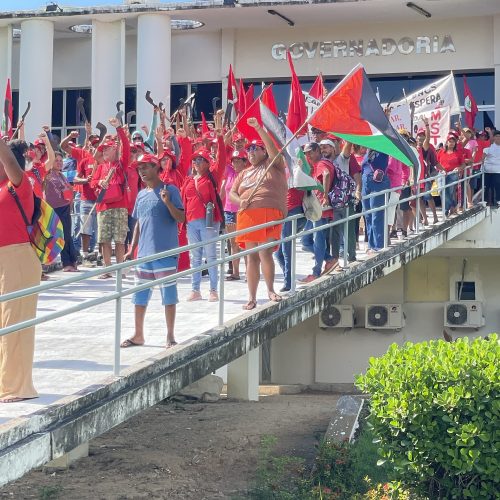 Manifestantes do MST protestam em frente à Governadoria e exigem audiência com Fátima Bezerra