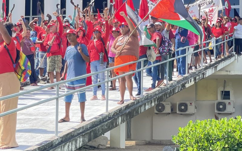 Manifestantes do MST protestam em frente à Governadoria e exigem audiência com Fátima Bezerra