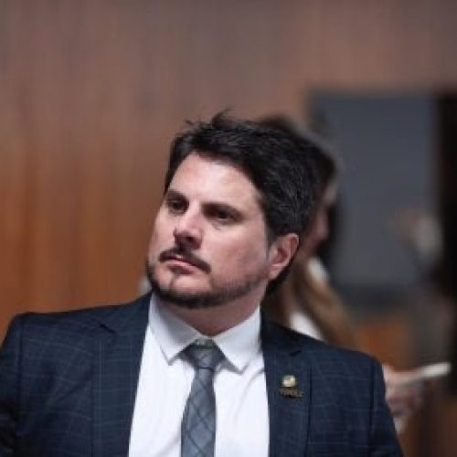 Senador Marcos do Val viaja aos EUA com passaporte diplomático, apesar de decisão do STF