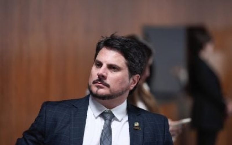 Senador Marcos do Val viaja aos EUA com passaporte diplomático, apesar de decisão do STF