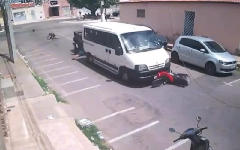 Briga de trânsito no Centro de Assú termina em acidente entre moto e van intermunicipal