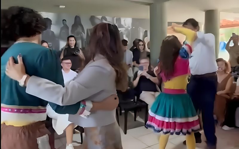Janja e ministro Camilo Santana dançam tango com palhaços durante visita a projeto cultural no Ceará