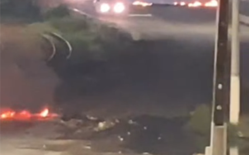Moradores do Passo da Pátria protestam pelo segundo dia após morte de mulher por bala perdida