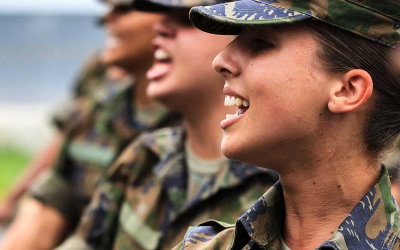 Brasil inicia era do serviço militar feminino: veja salários e cidades com vagas abertas