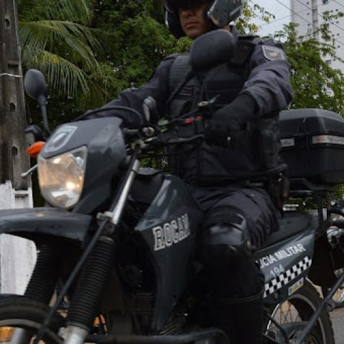 Troca de tiros em Mãe Luíza deixa um morto, um ferido e leva Polícia Militar a apreender armas e drogas