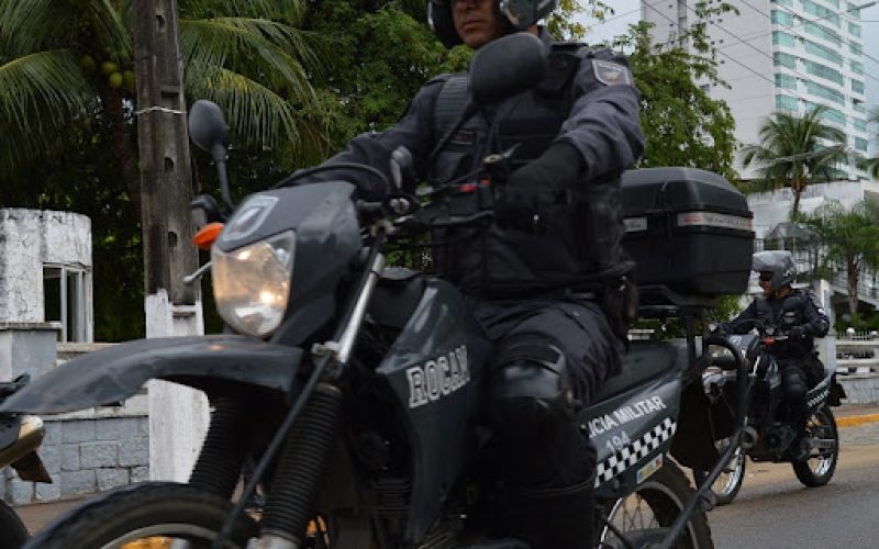 Troca de tiros em Mãe Luíza deixa um morto, um ferido e leva Polícia Militar a apreender armas e drogas